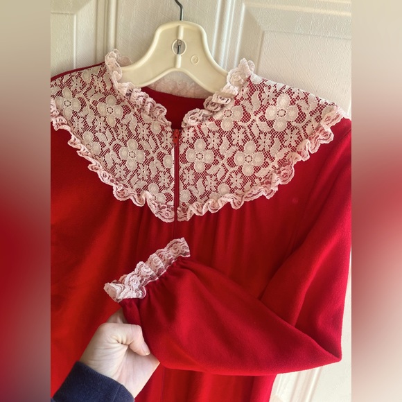 VTG 70s Long red Nightgown Housecoat lace collar & neckline & lace trim sleeves - Picture 1 of 11
